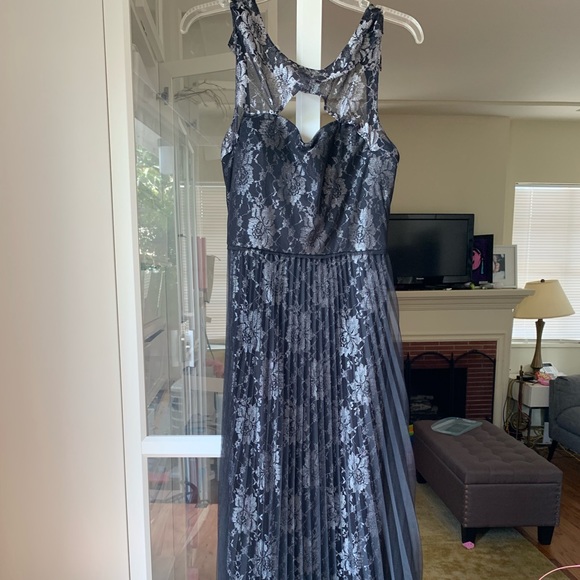 Beautiful black and silver lace gown - Picture 2 of 3